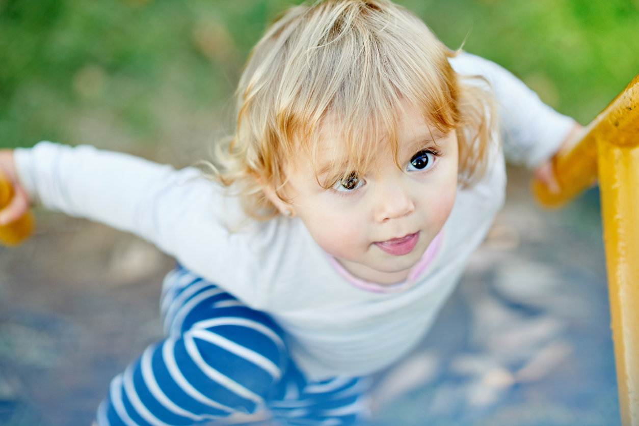 Enfant en mouvement curieux 4